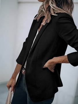 女性の普段着に最適な無地のブレザー。ポリエステル裏地、シングルボタンフロント、長袖、レギュラーフィット、ポケット付き。秋/冬コレクション向け。